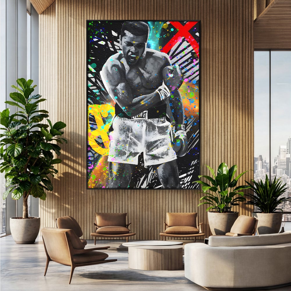 Tablou canvas cu tablou canvas cu muhammad ali in alb si negru, in rama de aluminiu negru, pe perete intr-un birou